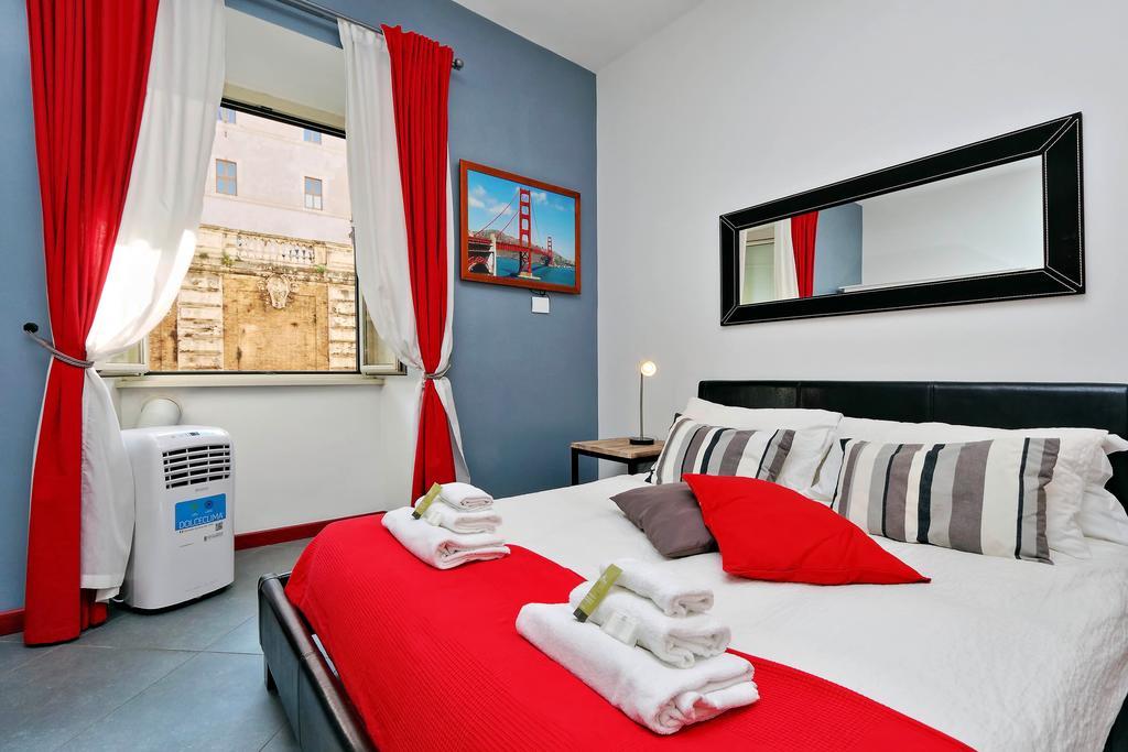 Cozy Apartment Fabia 300 Mt From Colosseum Exterior photo